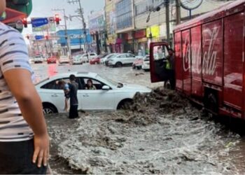 Dueño de restaurante ofrece comida GRATIS de por vida a quienes salvaron a su familia durante las inundaciones en Acapulco