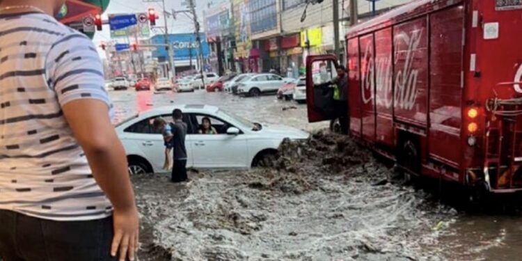Dueño de restaurante ofrece comida GRATIS de por vida a quienes salvaron a su familia durante las inundaciones en Acapulco