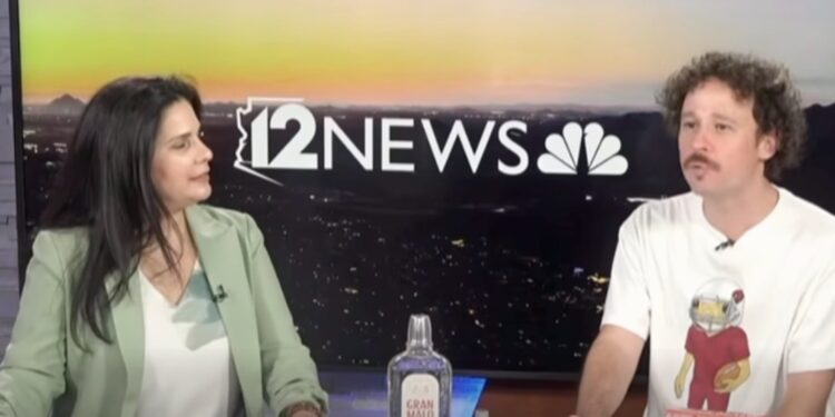 Luisito Comunica desconcierta a conductora de EU con una broma durante entrevista
