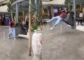 Joven sale volando tras ser golpeada por un columpio en una plaza comercial; video se vuelve viral