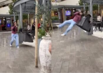 Joven sale volando tras ser golpeada por un columpio en una plaza comercial; video se vuelve viral