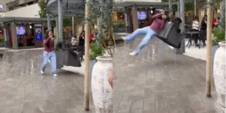 Joven sale volando tras ser golpeada por un columpio en una plaza comercial; video se vuelve viral