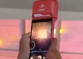 VIDEO: ¡Se le acabó el almacenamiento! Captan a joven grabando con una terminal