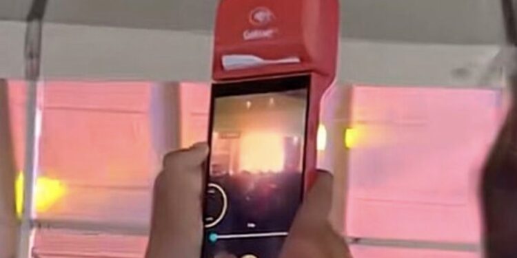 VIDEO: ¡Se le acabó el almacenamiento! Captan a joven grabando con una terminal