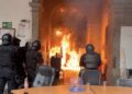 Lanzan bombas molotov contra el Congreso de Jalisco durante protestas por la crisis del agua en Guadalajara