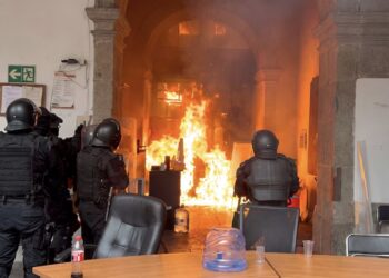 Lanzan bombas molotov contra el Congreso de Jalisco durante protestas por la crisis del agua en Guadalajara