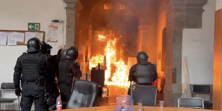 Lanzan bombas molotov contra el Congreso de Jalisco durante protestas por la crisis del agua en Guadalajara