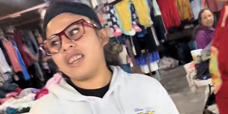 Critican a Lupita TikTok por molestarse con un fan que le pidió una foto en la calle
