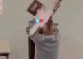 Cruz de gran tamaño cae sobre sacerdote dentro de una iglesia en Colombia