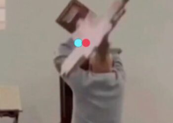 Cruz de gran tamaño cae sobre sacerdote dentro de una iglesia en Colombia