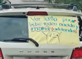VIDEO: Conductor pide paciencia con peculiar cartel por bebé recién nacido