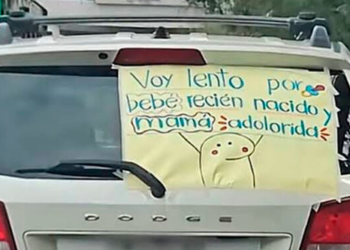 VIDEO: Conductor pide paciencia con peculiar cartel por bebé recién nacido