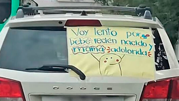 VIDEO: Conductor pide paciencia con peculiar cartel por bebé recién nacido