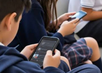 Senado aprueba limitar el uso de celulares en escuelas de México: así funcionaría la medida