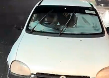 VIDEO: Joven compra un Chevy por Facebook y se lo entregan con el volante del lado derecho; ahora tiene que bajarse a pagar la caseta