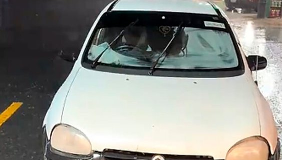 VIDEO: Joven compra un Chevy por Facebook y se lo entregan con el volante del lado derecho; ahora tiene que bajarse a pagar la caseta