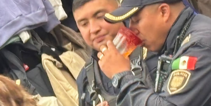 Investigan a policías captados durante su horario laboral en Tepito, SSC asegura que era una bebida energética