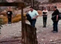 VIDEO: Regidor de Torreón regala bolsas de plástico para ayudar a la gente durante las lluvias
