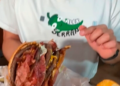 VIDEO: Se vuelven a aprovechar de Alex Serrano y le cobran mas de 6 mil pesos por una hamburguesa en McDonald’s de México
