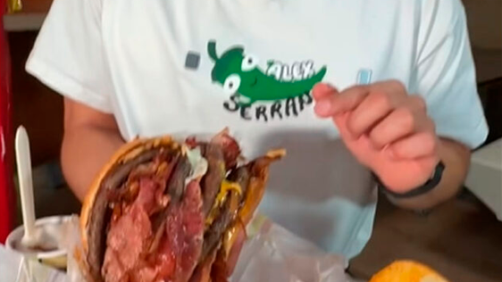 VIDEO: Se vuelven a aprovechar de Alex Serrano y le cobran mas de 6 mil pesos por una hamburguesa en McDonald’s de México