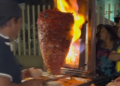 Taquería de León lleva un trompo de pastor a un hospital y regala más de 700 tacos