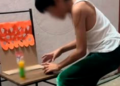 VIDEO: Niño pone una ofrenda humilde con cartón y un papel picado a su perrito muerto «Aún lo tiene en su corazón»