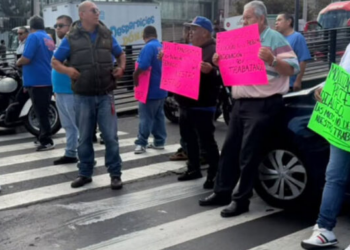 Taxistas bloquean vialidades en CDMX; exigen condonación del 90% de multas