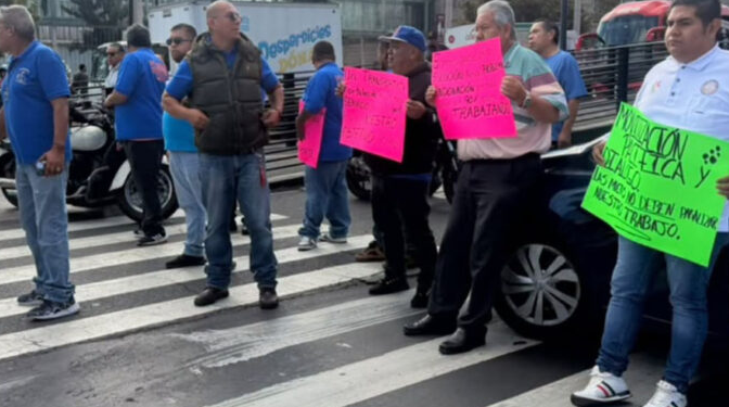 Taxistas bloquean vialidades en CDMX; exigen condonación del 90% de multas