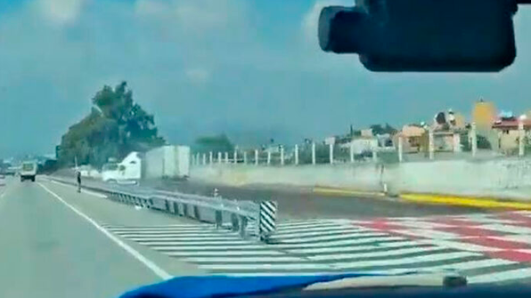 VIDEO: ¡Lo logró! Conductor de tráiler se queda sin frenos en la México-Puebla y evita una tragedia